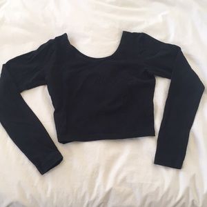 Black long-sleeve crop top